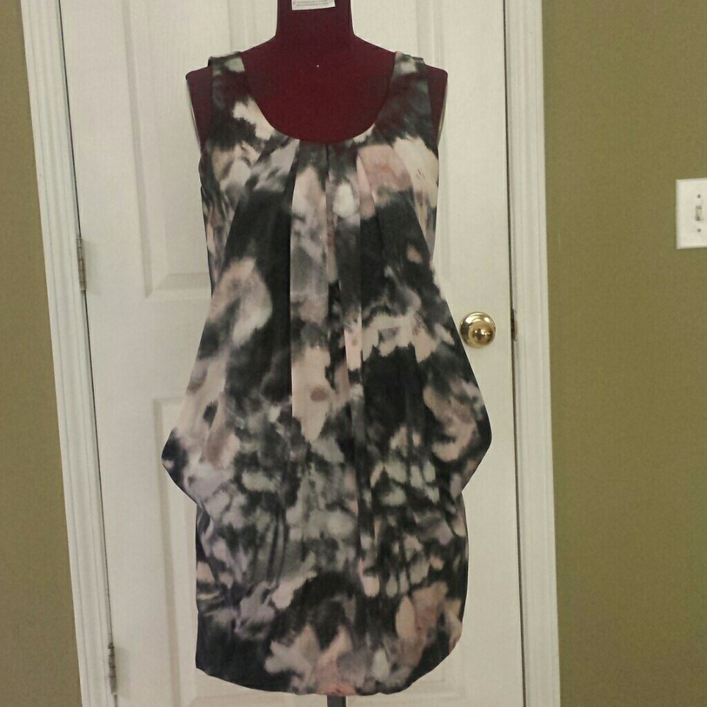 Printed dress. Satin polyester fabric. Great for going out or special occasion